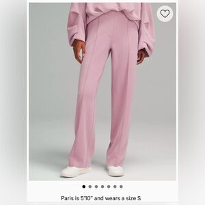 Lululemon Softstreme Pintuck Mid-Rise Pant
Regular Medium PINK NWT